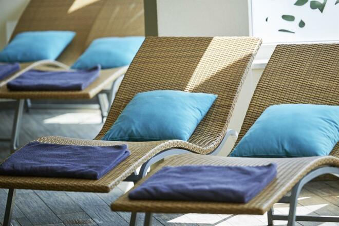 Liegestühle im Hallenbad