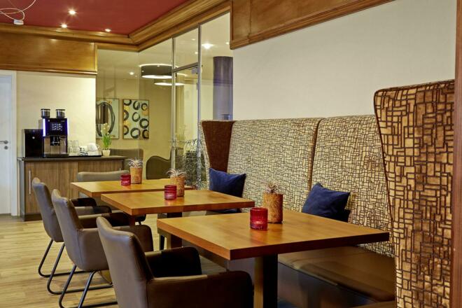 1. Restauarant mit Kaffeemaschine, Blick in Halle