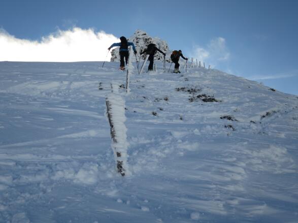 Das letzte Steilstück zum Gipfel ist häufig abgeweht und daher etwas mühsam zu begehen.