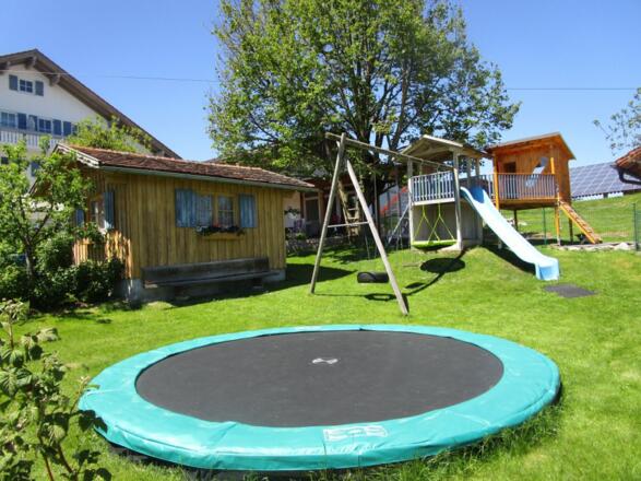 Unser Garten mit Spielplatz