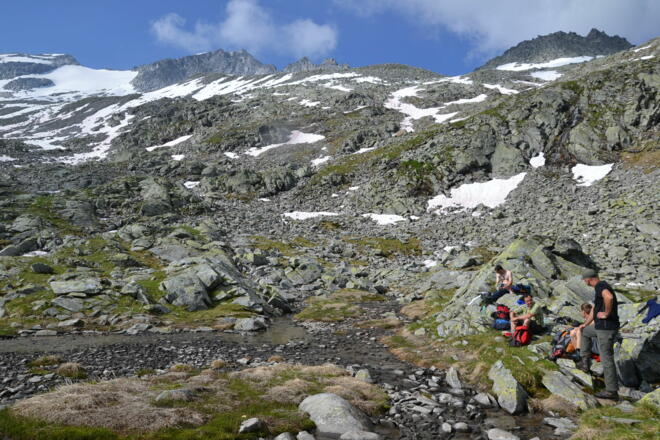 Rast bei der Lienlacke mit Blick zum Gipfel des Keeskogels