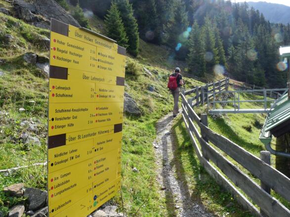 Eine Wegtafel direkt bei der Schutzhütte zeigt die vielen Wander- und Bergtourenmöglichkeiten.