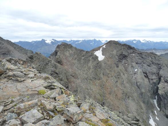 Blick vom Gipfel zum wenige Meter höheren Fundusfeiler.