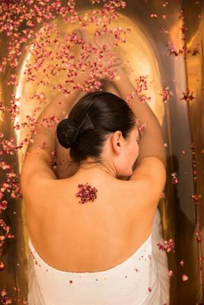 Rosenblütenblätterbad