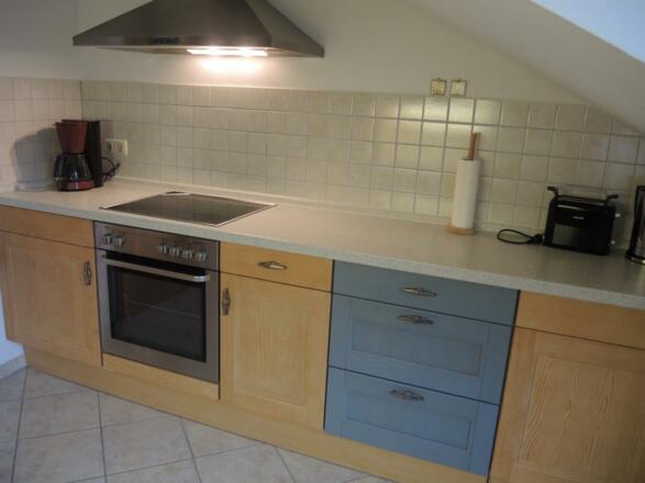 2 Küchenzeile mit Küchengeräten