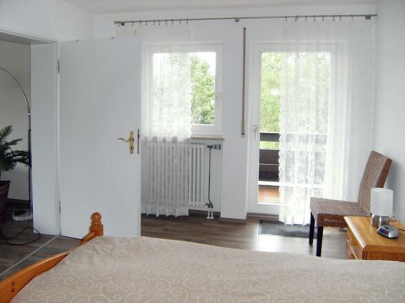 abgeschlossenes Schlafzimmer m Balkon