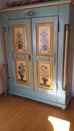 bemalter Bauernschrank