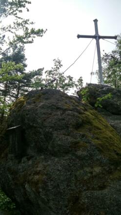 Hirtstein mit Kreuz und Gipfelbuch