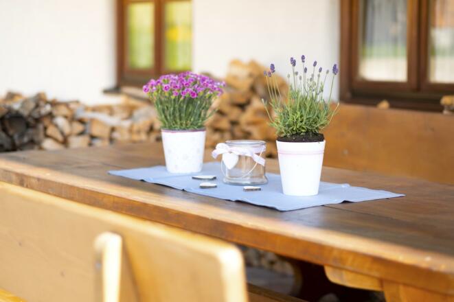Blumen auf Terrassentisch