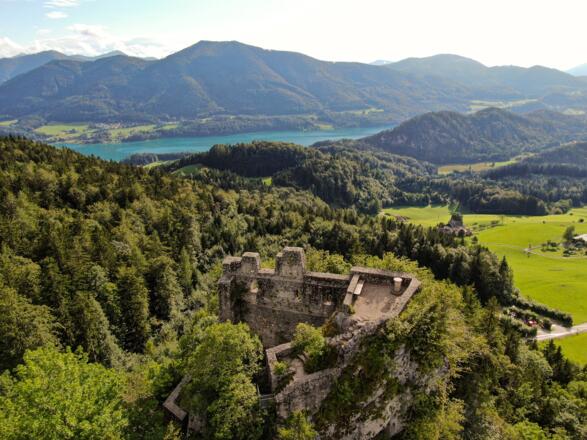 Ruine Wartenfels mit Blick auf Fuschlsee