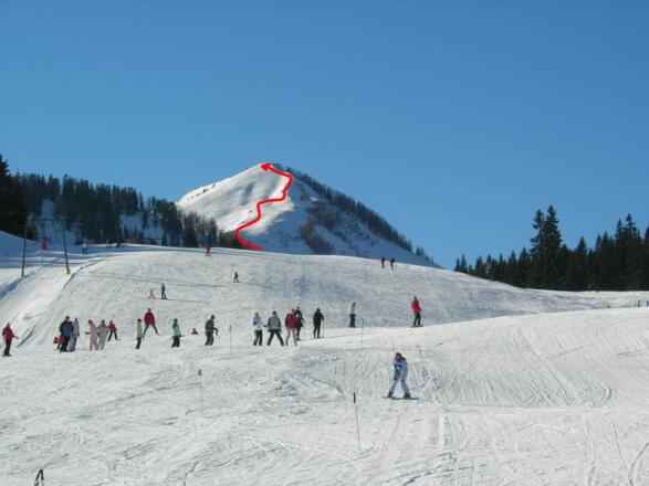 Vom Parkplatz steigen wir am rechten Rand des Schischulliftes auf - dahinter der Labenberg mit der Anstiegsroute.