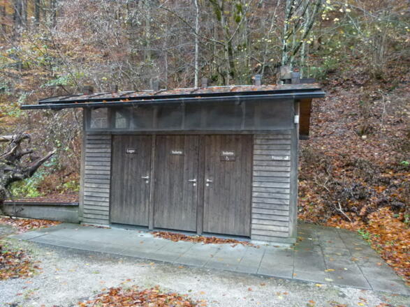 Parkplatz Anzenbach mit Toilettenanlage