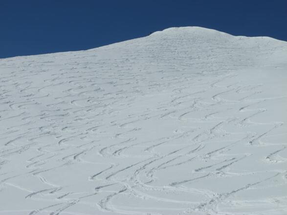 Der Gipfelhang im März 2012