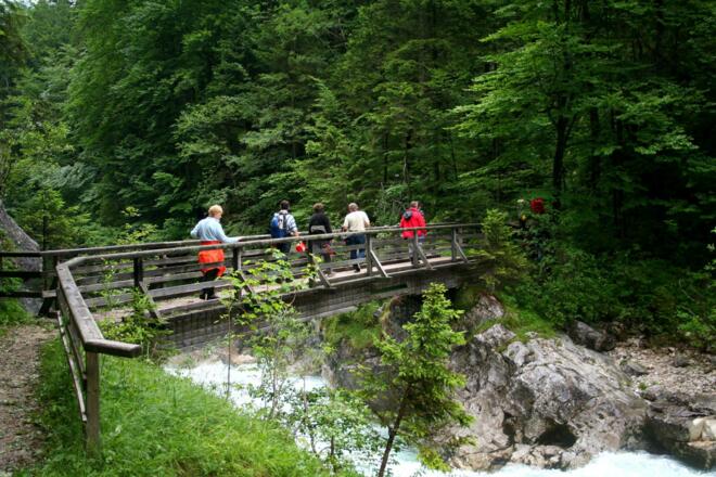 Steg über Steyr Fluss bei Hinterstoder © Nationalpark Kalkalpen