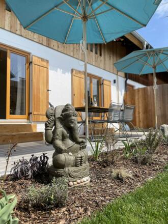 Terasse mit Ganesha im Garten