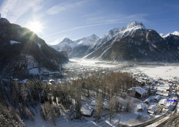 Blick über das Ötztal. Rechts in der Mitte der Parkplatz.