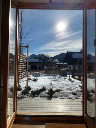 Blick aus dem Wohnzimmer in den Garten