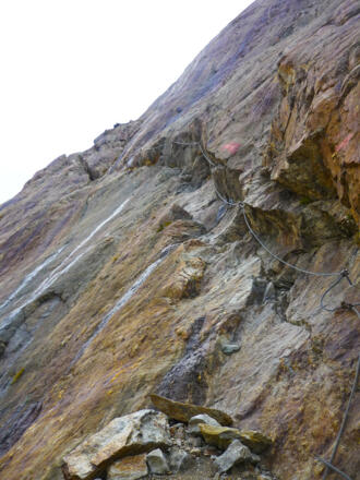 Drahtseil gesicherter Weg durch die Wand