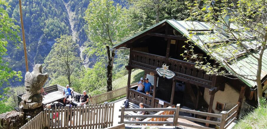 Ausschank (keine Speisen) gibt es auf der Alpensöhnehütte nur an Wochenenden im Sommer.