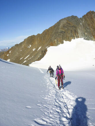 Seilschaft auf dem Sulzenauferner nach dem Pfaffenjoch