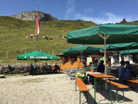 Einkehr auf der Ifenhütte mit Blick auf den Hohen Ifen
