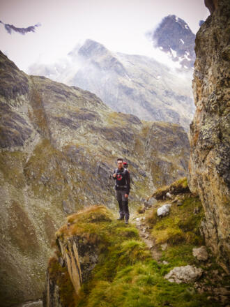 Der steile Gaißkarweg lässt tief blicken. Ich an einer Abbruchkante.