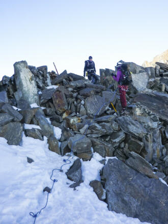 Blockiger Fels am Pfaffenjoch wird überquert