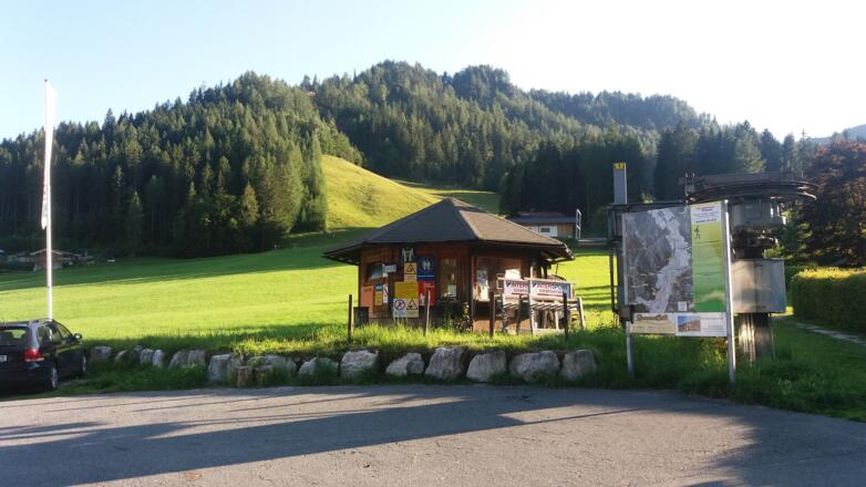 Aspaltierter großer Parkplatz am Liftgebäude zum Hausberg.