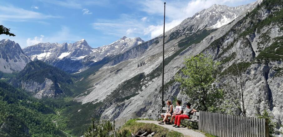 Erste Reihe, fußfrei: Blick ins hintere Halltal mit Roßkopf, Gr. Lafatscher und Speckkarspitze (ganz rechts).