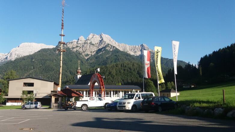 Parkplatz mit Blick auf die Loferer und Leoganger Steinberge.