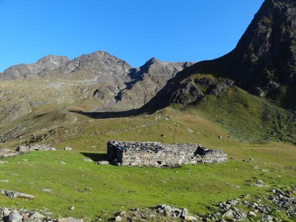 Grubalm, im Hintergrund das Gurgler Eisjoch (Aufstieg links vom Schneefeld)