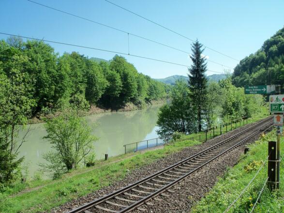 Immer der Enns entlang bis zum Wendbach Eingang, dort rechts auf die Forststrasse einbiegen.