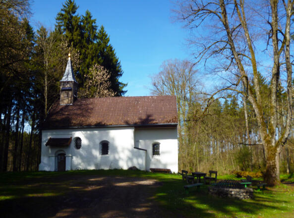 Die Pollingsrieder Kapelle liegt tief versteckt im Lauterbacher Wald.