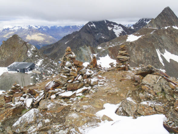 Seilbahnstation und rechts die Stubaier Wildspitze