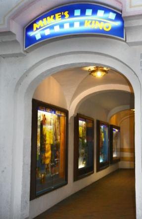 Eingangsbereich zu Mike&#039;s Kino mit Leuchtreklame.