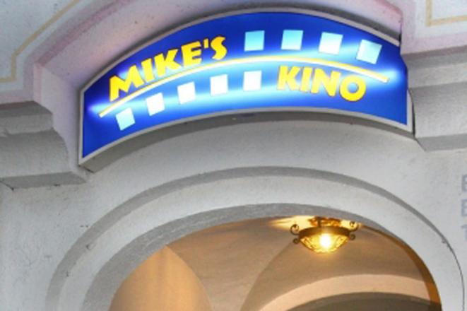 Schild über dem Eingangsbereich von Mike&#039;s Kino in Prien.