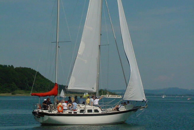 Segelschiff des Bootsverleihs Yachthotel auf dem Chiemsee