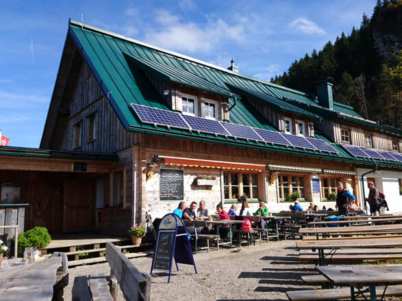Gemütlicher Gastgarten bei der Ennser Hütte © Zeiselberger