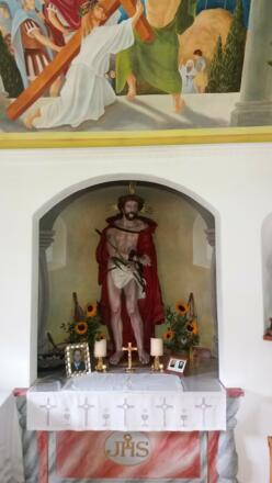 Stiller Raum neben der Straße: renoviertes Kapelleninneres.