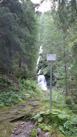 Gritschbach-Wasserfall mit Hinweistafel
