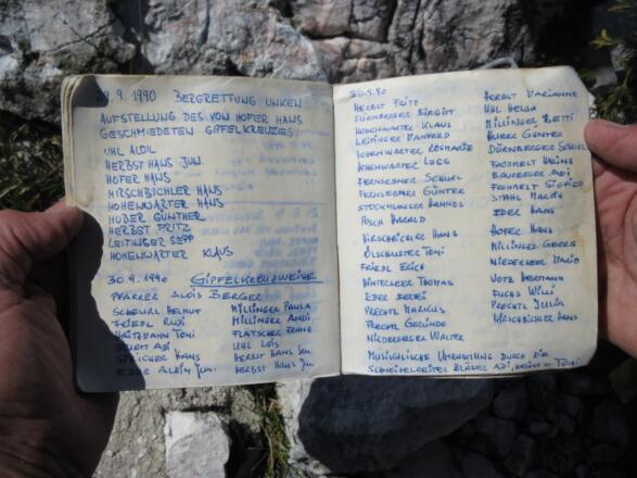 über 40 Leute bei der Einweihung des Gipfelkreuzes 1990