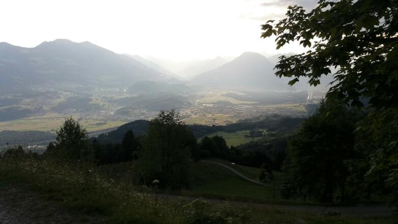 Weit kann man ins Tal sehen.