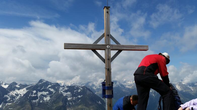 Am Gipfelkreuz des Gänskragens. Hintergrund Ötztaler Alpen.
