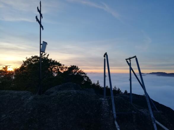 Sonnenuntergang beim Gipfelkreuz Herzogreitherberg