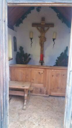 Blick durch die Außentür in die Kapelle.