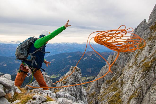 Das Seil zum Abseilen vom Gipfel vorbereiten.
