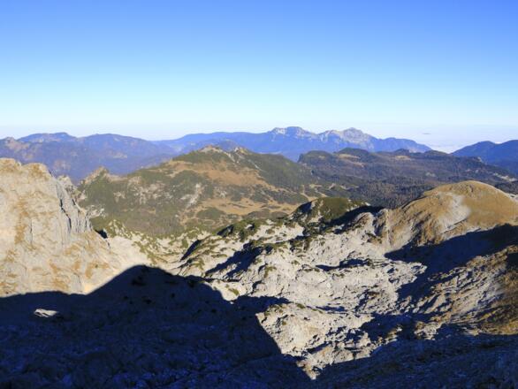 Blick auf das Hochplateau der Reiter Alm im Hintergrund das Nebelmeer im Flachland