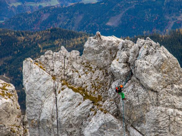 Kletterer seilt sich vom Vierrinnenkopf (Vorgipfel) ab.