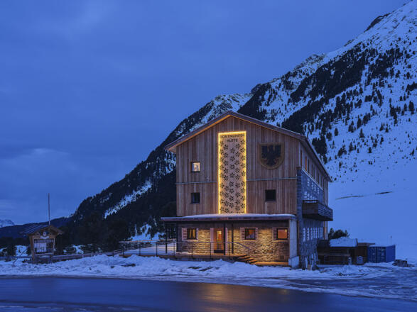 Außenansicht in Dämmerung - Dortmunder Hütte