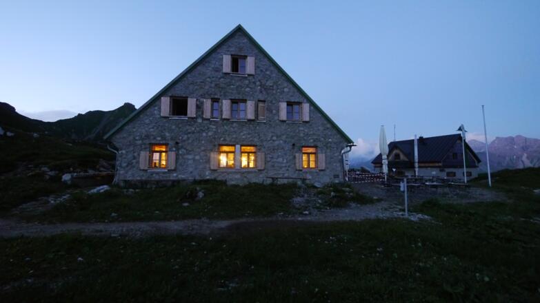 Mindelheimer Hütte bei Nacht